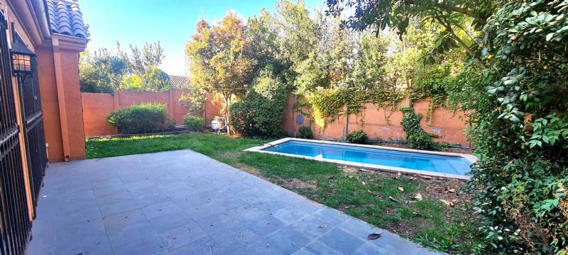 SE ARRIENDA-LINDA CASA SECTOR SAN CARLOS DE APOQUINDO