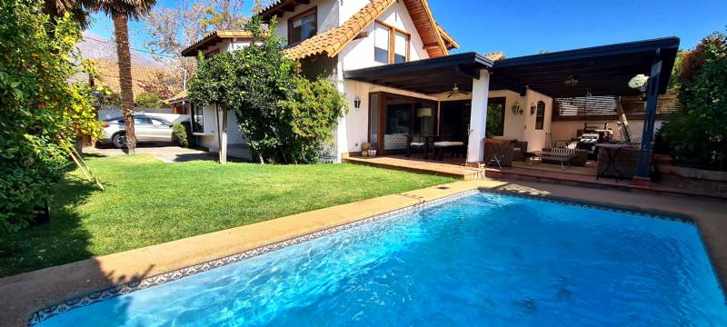 SE VENDE LINDA CASA-SECTOR SAN CARLOS DE APOQUINDO...