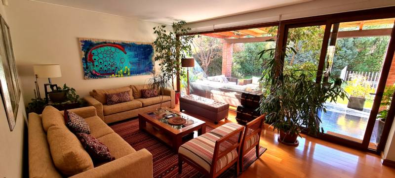 EN CONDOMINIO-SE VENDE LINDA CASA EN SAN CARLOS DE APOQUINDO