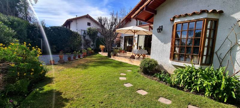 SE VENDE LINDA CASA-SECTOR SAN CARLOS DE APOQUINDO