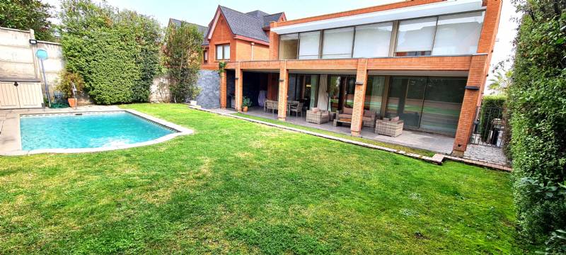 SE VENDE LINDA CASA-SECTOR SAN CARLOS DE APOQUINDO...