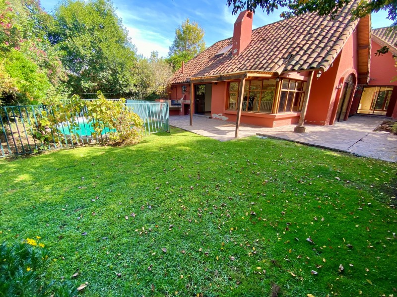 SE VENDE CASA EN LOS DOMNICOS-LAS CONDES