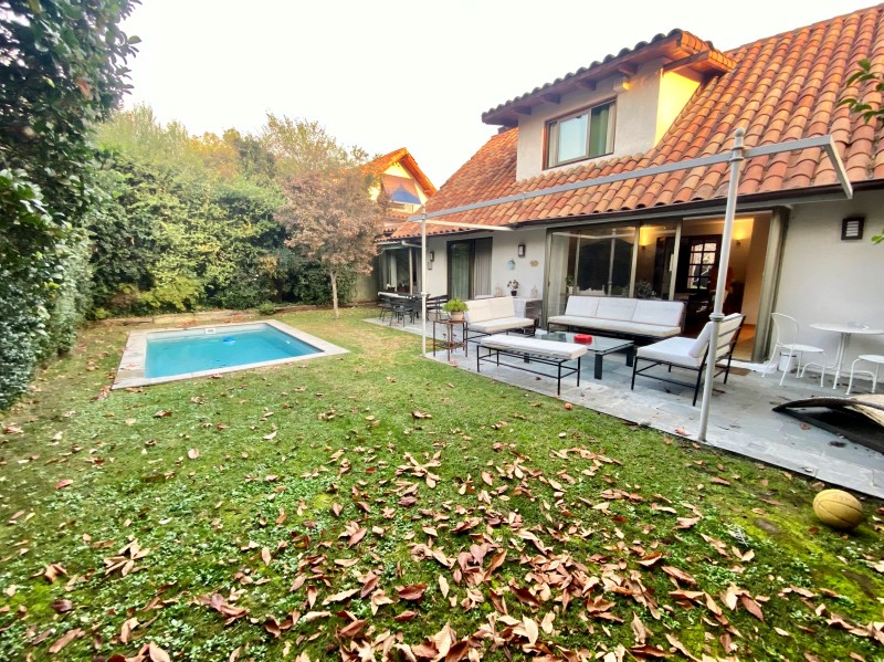 SE VENDE LINDA CASA SECTOR SAN CARLOS DE APOQUINDO...