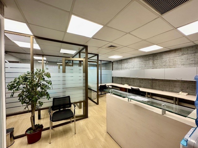 SE ARRIENDA LINDA OFICINA AMOBLADA-SECTOR APOQ. LAS CONDES