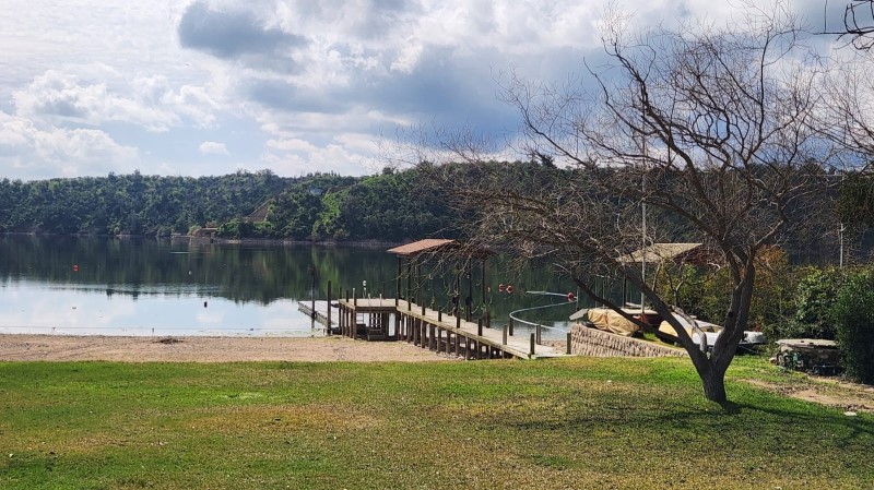 SE VENDE LINDA CASA A ORILLA DE LAGO RAPEL...                