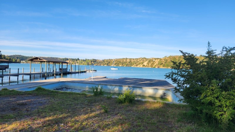 SE VENDE SITIO A ORILLA DE LAGO RAPEL...                          