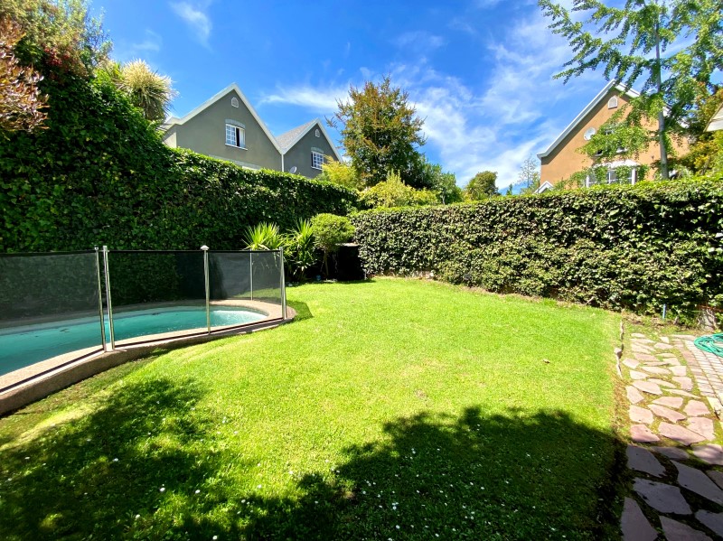 SE VENDE-LINDA CASA EN SECTOR SAN CARLOS DE APOQUINDO