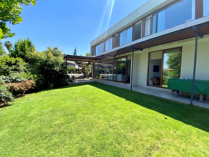 SE VENDE-LINDA CASA EN SECTOR SAN CARLOS DE APOQUINDO