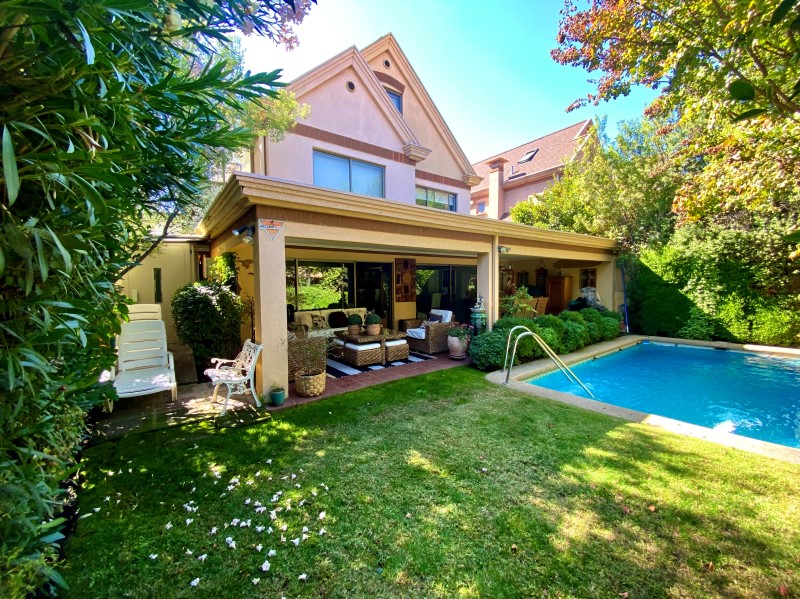 SE VENDE LINDA CASA-SECTOR SAN CARLOS DE APOQUINDO...