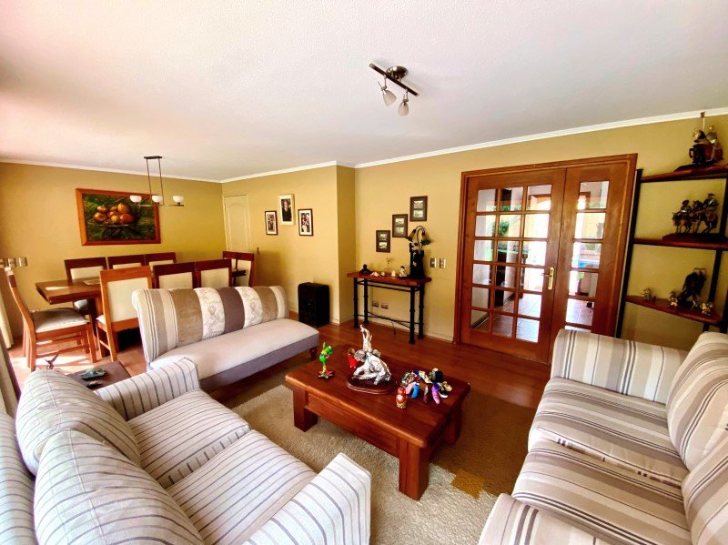 SE VENDE-LINDA CASA EN SECTOR SAN CARLOS DE APOQUINDO