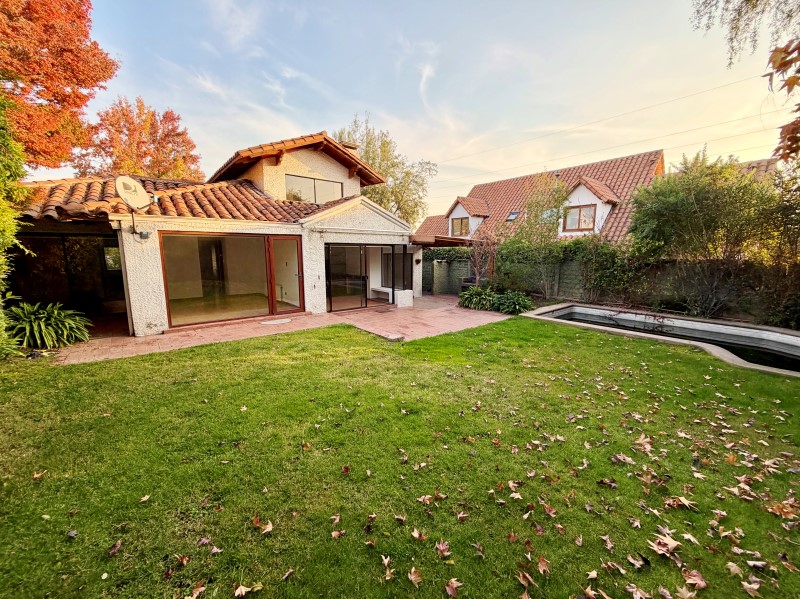 SE VENDE-LINDA CASA EN SECTOR SAN CARLOS DE APOQUINDO