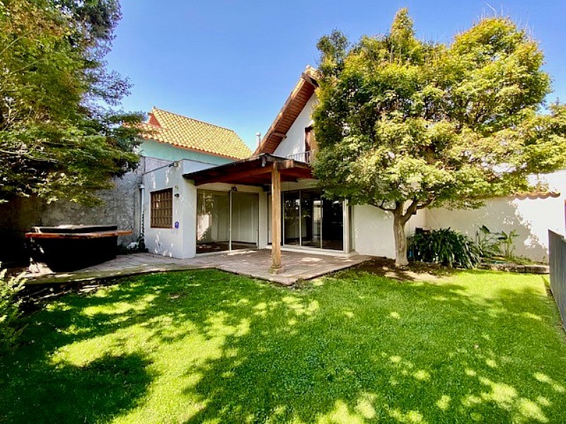 SE VENDE-LINDA CASA SECTOR SAN CARLOS DE APOQUINDO...