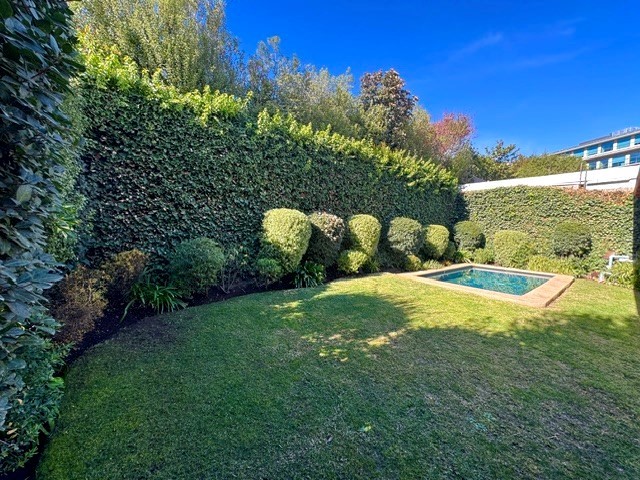 SE VENDE LINDA CASA-SECTOR SAN CARLOS DE APOQUINDO...