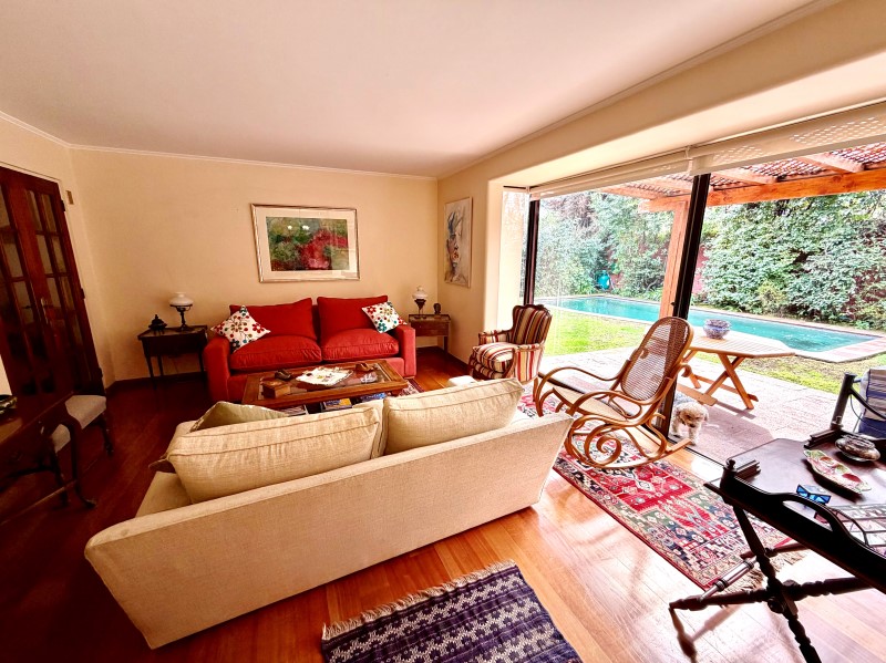 SE VENDE-LINDA CASA EN SECTOR SAN CARLOS DE APOQUINDO