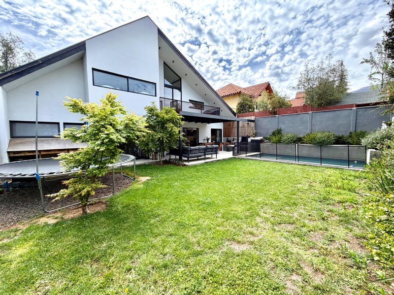 SE VENDE LINDA CASA-SECTOR SAN CARLOS DE APOQUINDO...