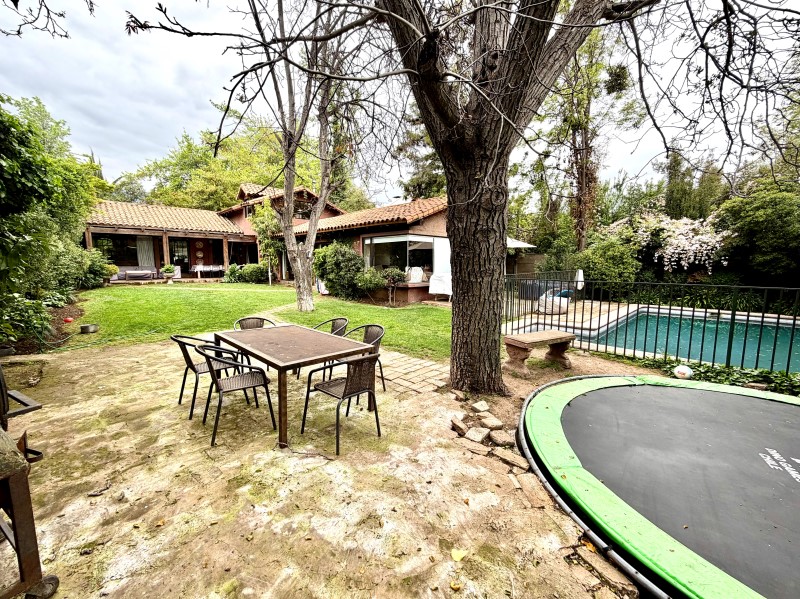 SE VENDE LINDA CASA-SECTOR LOS DOM�NICOS TRADICIONAL